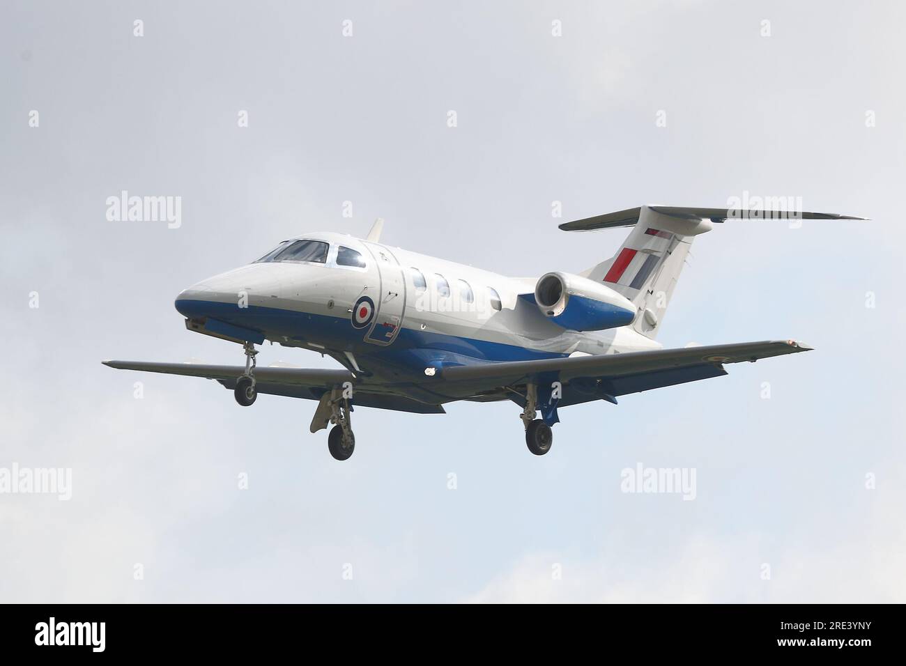 Fairford, Großbritannien. 12. Juli 2023. RAF Embraer Phenom 100 ZM335 kommt zur RIAT 2023 Air Show. Stockfoto