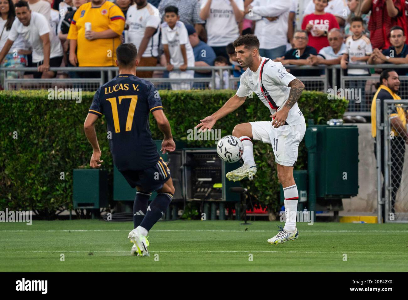 AC Mailand Forward Christian Pulisic (11) wird während der Fußballweltmeistertour am Sonntag, den 23. Juli 20, vom Real Madrid Mittelfeldspieler Lucas Vázquez (17) verteidigt Stockfoto