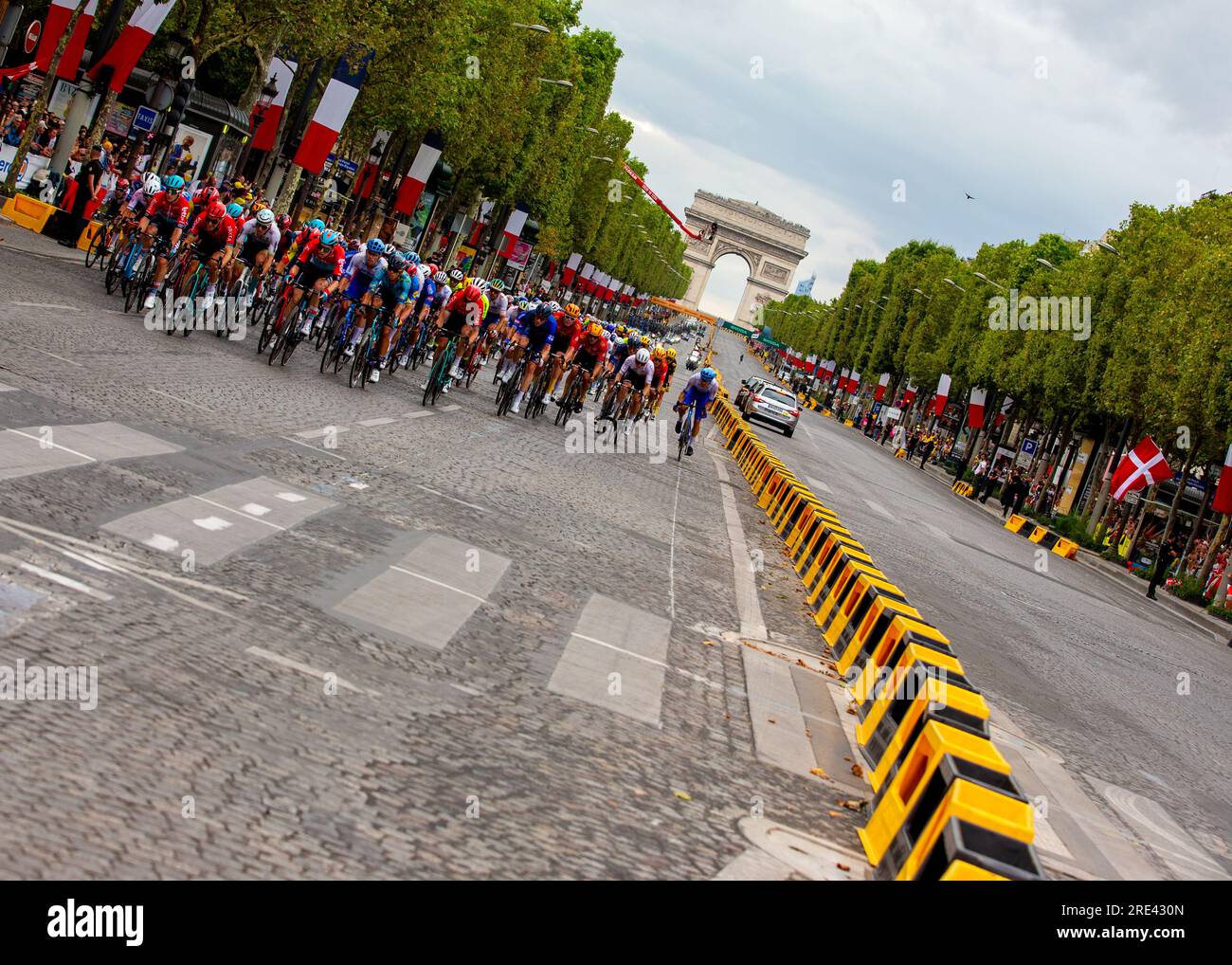 Das Peloton in Aktion während Stage 21, Saint Quentin-en-Yvelines nach Paris Champs Elysee, Tour de France, 22. Juli 2023, Kredit: Chris Wallis Stockfoto