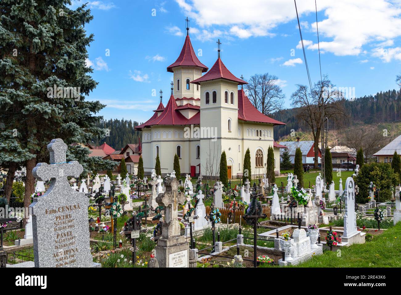 PUTNA, RUMÄNIEN - 30. APRIL 2023: Dies ist ein typischer Dorffriedhof in Bukovina. Stockfoto