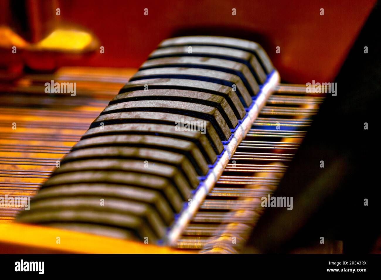 Bild einer Schnur in einem Klavier mit Musikinstrument Stockfoto