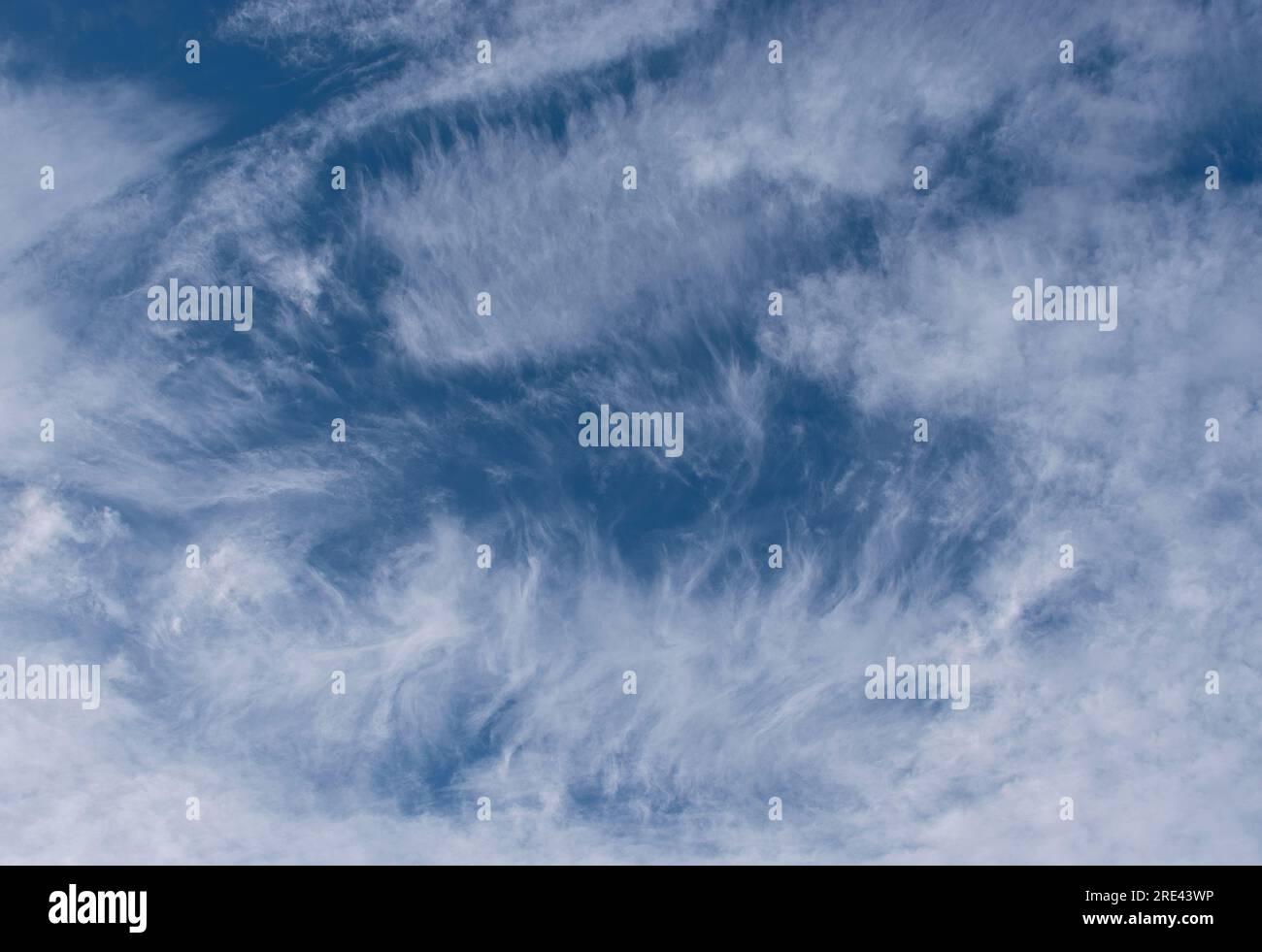 Dünne, klitzekleine Streifen von Zirruswolken über dem blauen Himmel. Aus Eiskristallen. Winter in Queensland, Australien. Hintergrund, Kopierbereich. Stockfoto