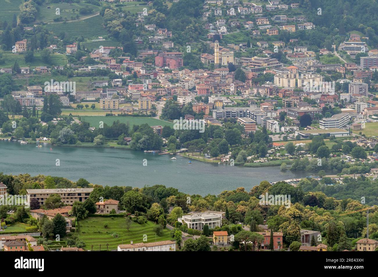 Blick aus der Vogelperspektive auf Collina d'oro und Agno vom Gipfel des Berges San Salvatore, Lugano, Schweiz Stockfoto