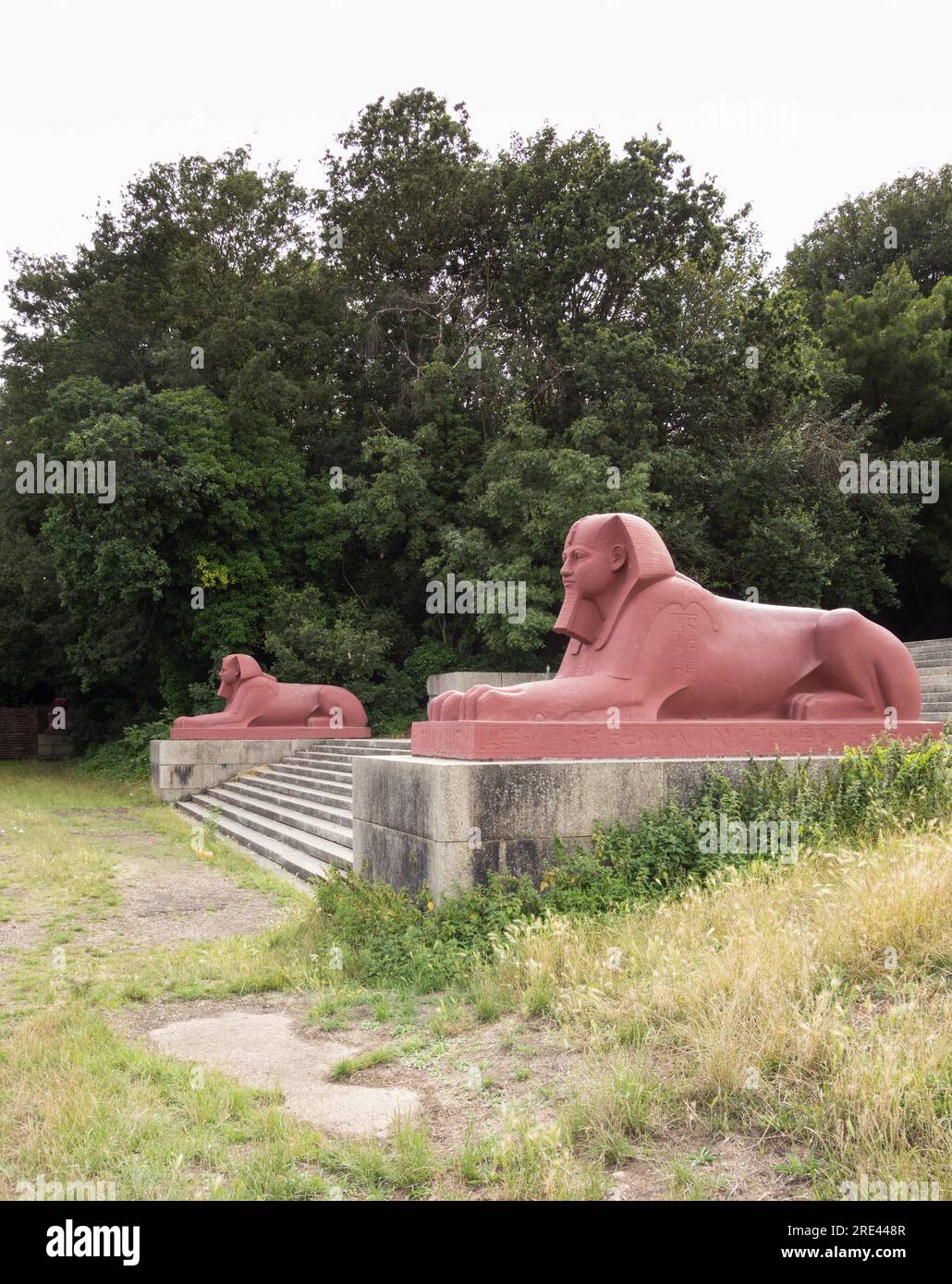 Crystal Palace Park terrakottafarbene Sphinx Statuen, Upper Terrace, Anerley, London, SE19, England, Großbritannien Stockfoto