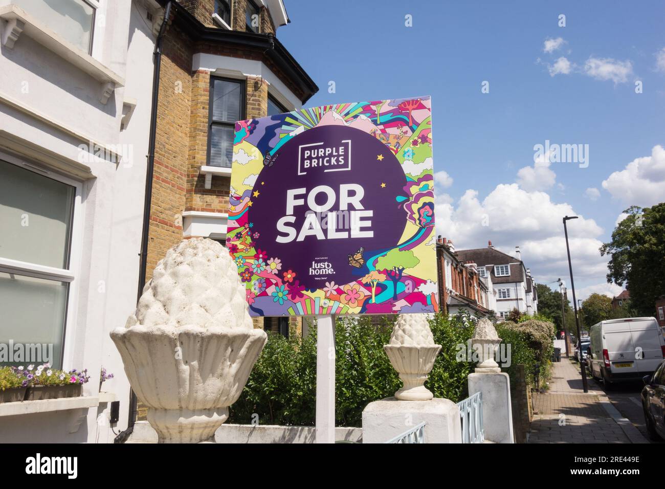 Schild „Purple Bricks Estate Agent's for Sale“ vor einem Grundstück in Südost Streatham, London, England, Großbritannien Stockfoto