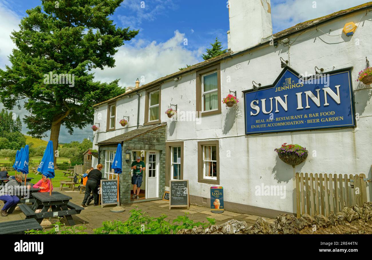 Das Sun Inn an der Pooley Bridge in Cumbria, England. Stockfoto