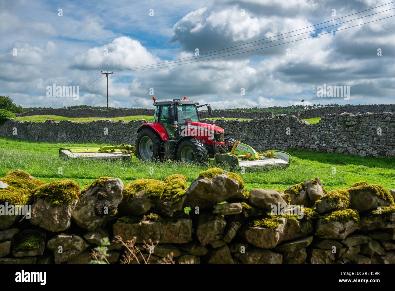 Mähen von Gras, Storth, Milnthorpe, Cumbria, Großbritannien Stockfoto