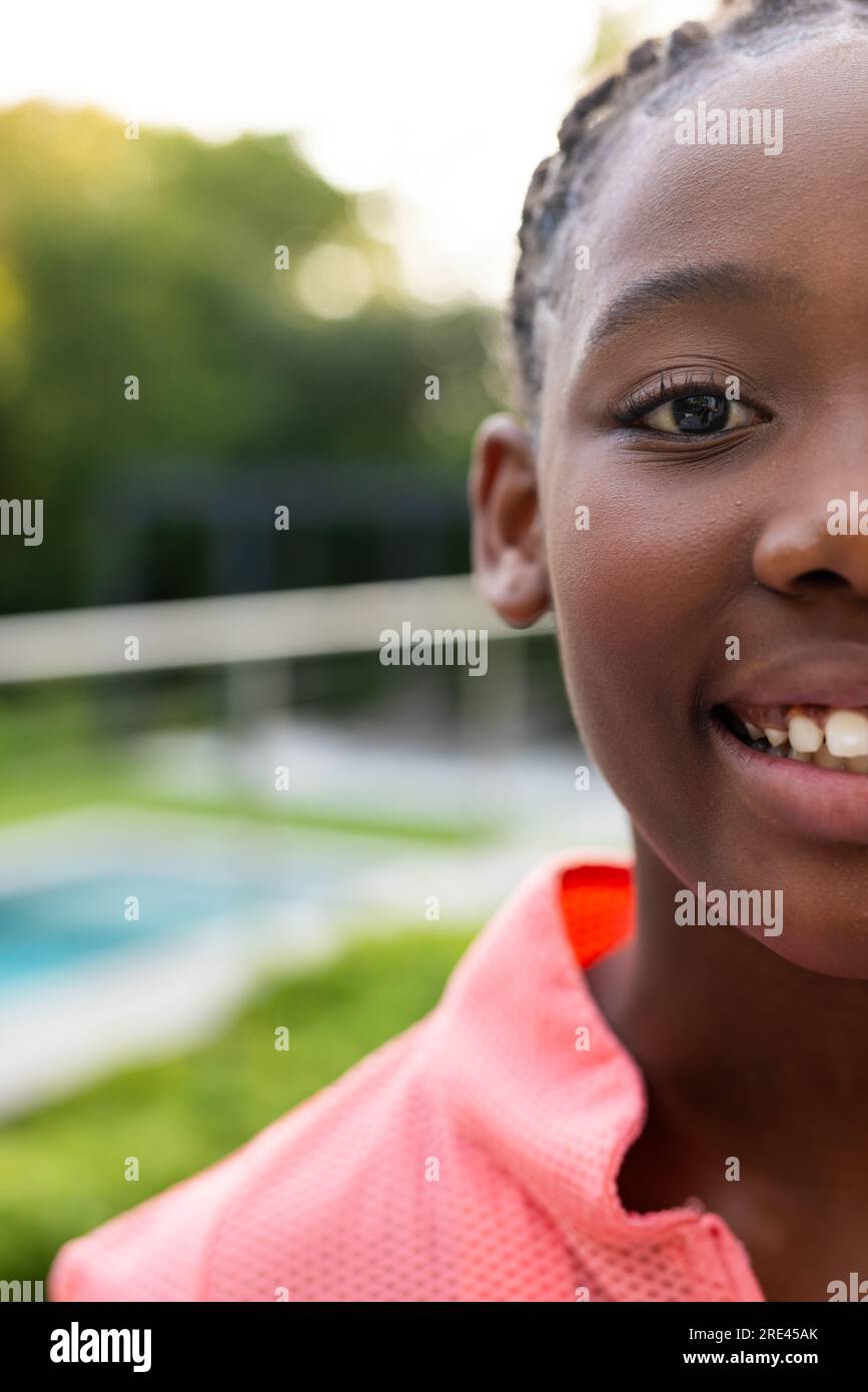 Ein halbes Porträt eines glücklichen afroamerikanischen Mädchens auf der sonnigen Terrasse, Kopierraum Stockfoto