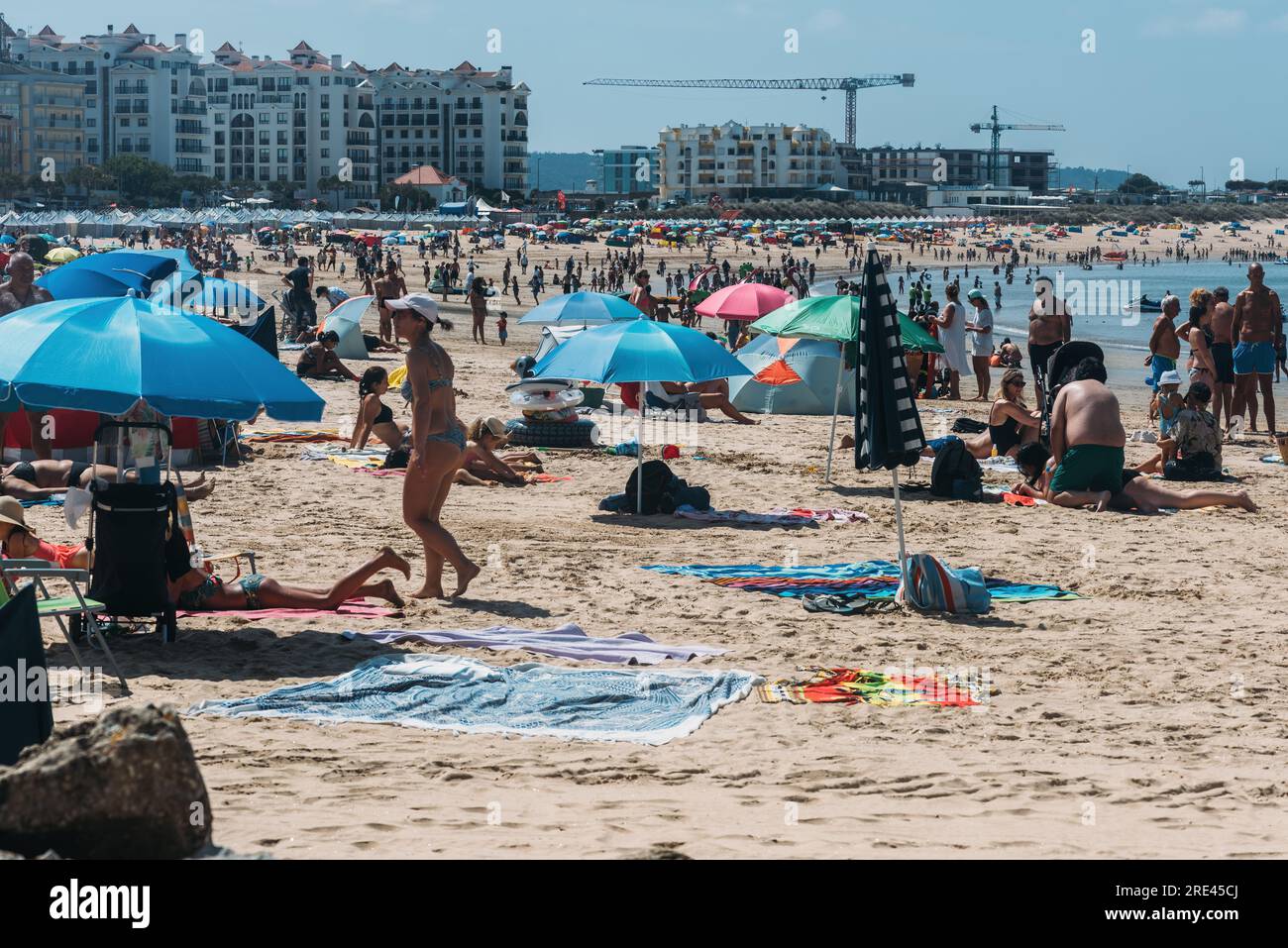 Sao Martinho do Porto, Portugal - 23. Juli 2023: Überfüllter Strand am Sao Martinho do Porto, Portugal an einem Sommertag Stockfoto