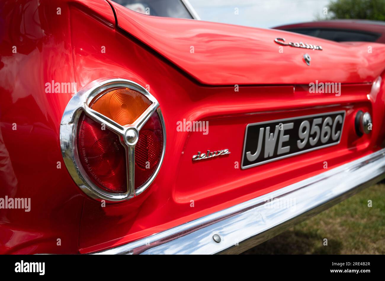 Die markanten runden, segmentierten Heckleuchten eines hellroten 1965 Mark 1 (MK1) Ford Cortina Deluxe werden bei einer Oldtimer-Veranstaltung in Storringto gezeigt Stockfoto