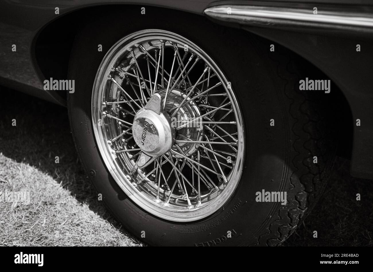 Nahaufnahme eines Drahtrads eines klassischen Jaguar E-TYPE Sportwagens auf einer Oldtimer-Ausstellung in Strorrington, West Sussex, Großbritannien. Stockfoto