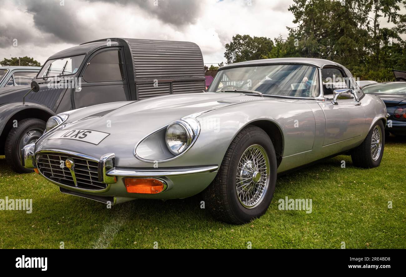 Auf einer Oldtimer-Ausstellung in Storrington, West Sussex, Großbritannien, wird ein silberner Sportwagen der Modellreihe E-Type 3 aus dem Modelljahr 1970er mit einem 5,3-Liter-V-12-Motor ausgestellt. Stockfoto