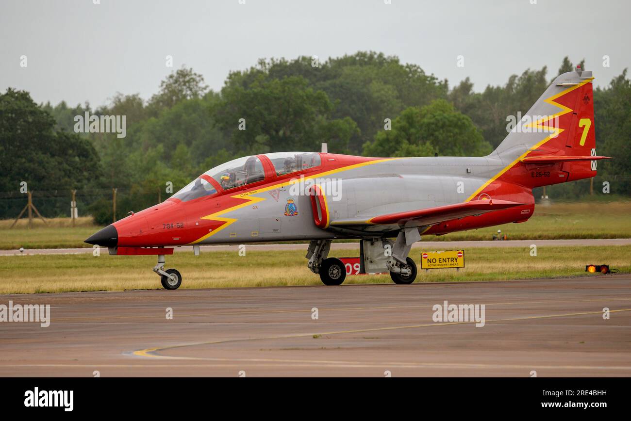 Spanisches CASA C-101 Aviojet-Ausstellungsteam „Patrulla Águila“ auf der Royal International Air Tattoo 2023 Stockfoto