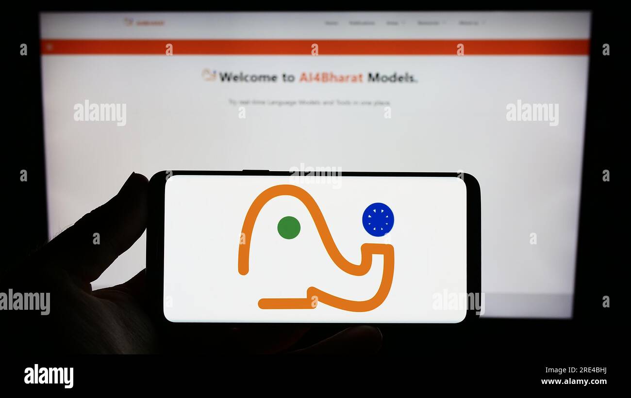 Person, die ein Smartphone mit dem Logo der indischen AI-Initiative AI4Bharat auf dem Bildschirm vor der Website hält. Konzentrieren Sie sich auf das Display des Telefons. Stockfoto