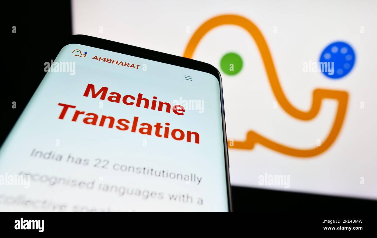 Mobiltelefon mit Website der indischen AI-Initiative AI4Bharat auf dem Bildschirm vor dem Logo. Fokus auf oberer linker Seite des Telefondisplays. Stockfoto