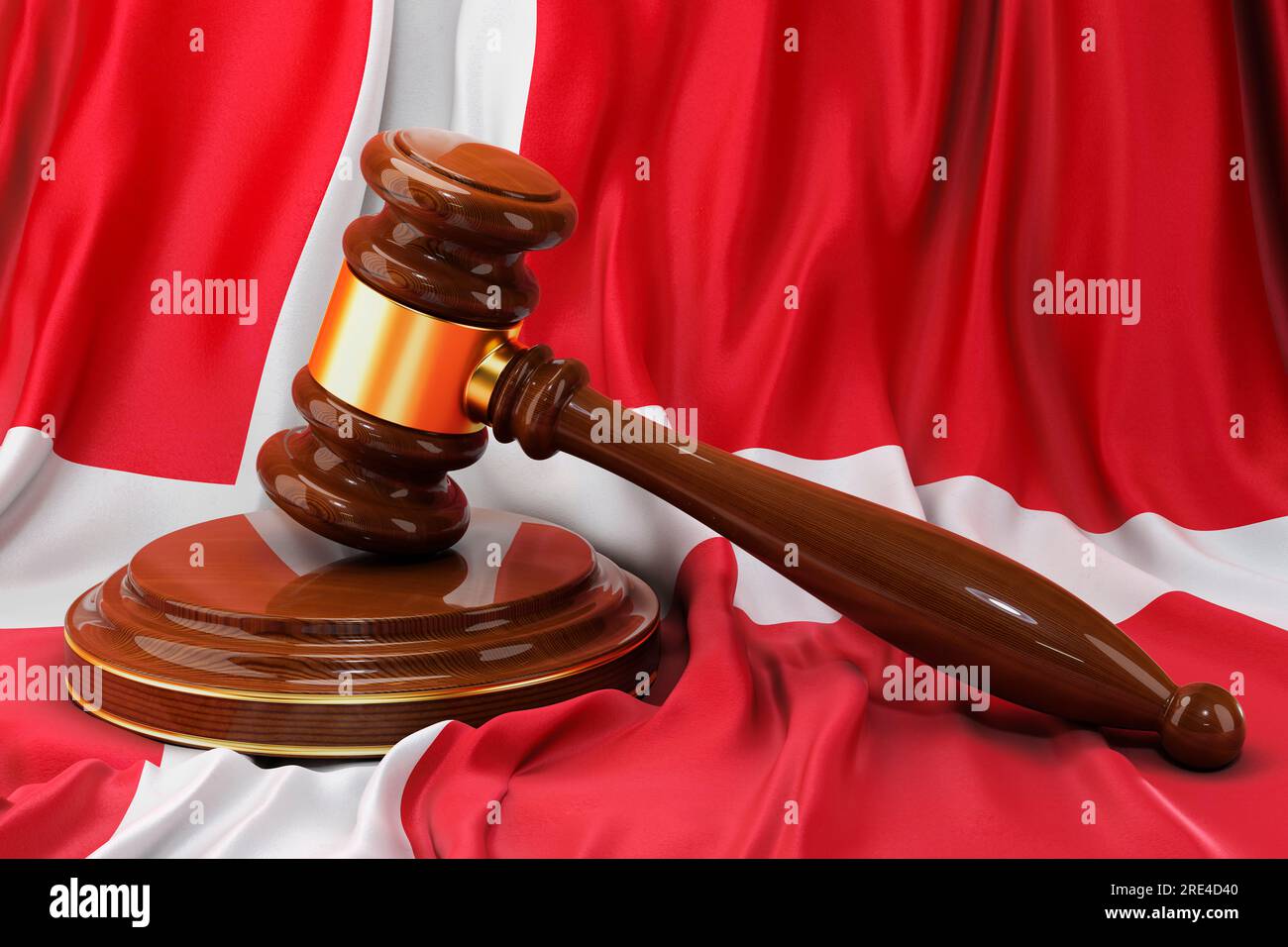 Dänischer Begriff Recht und Justiz. Holzhammer auf dänischer Flagge, 3D-Rendering Stockfoto