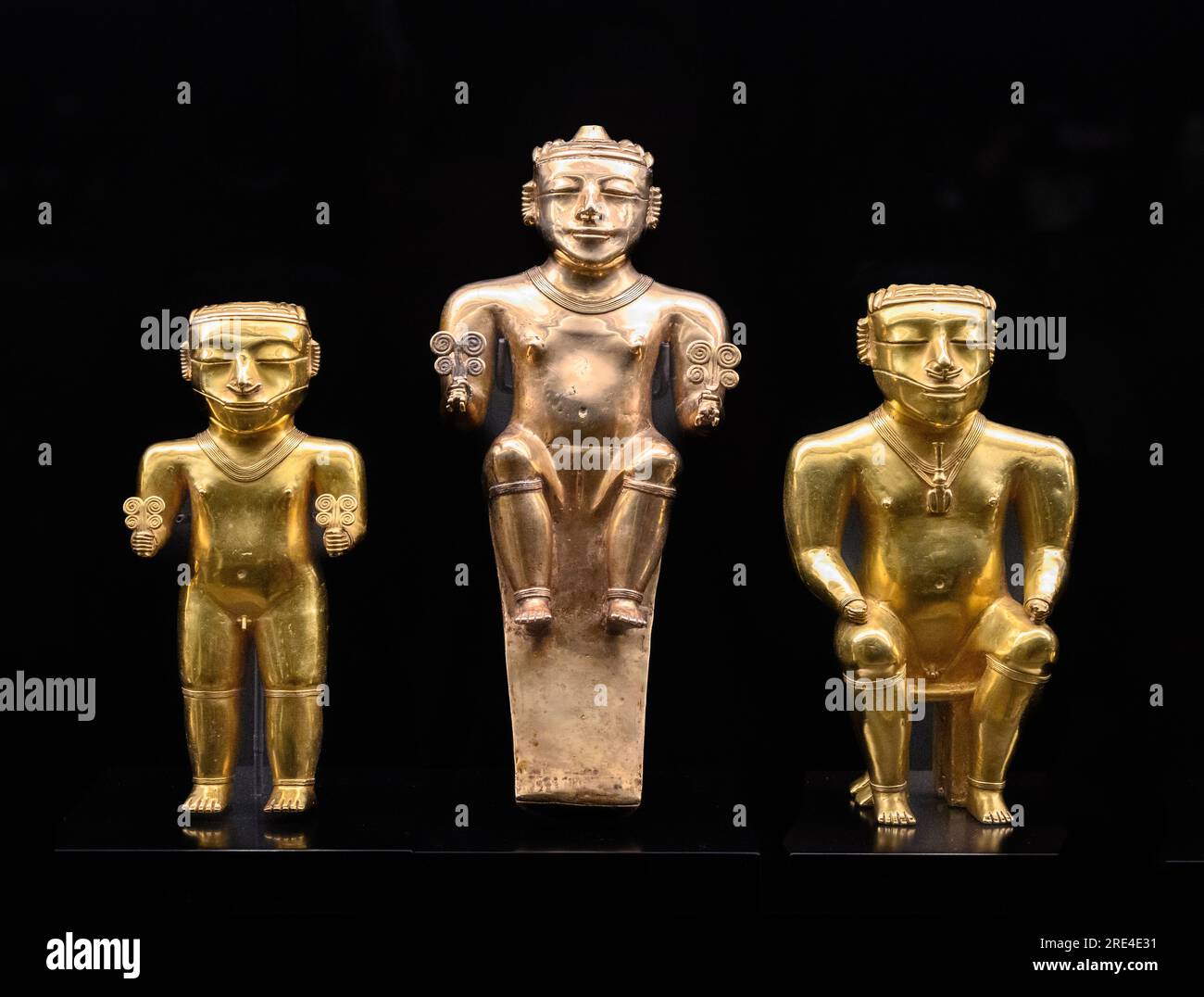 Goldene Statuetten von Quimbayan Chiefs, die auf Stühlen sitzen, die Macht zeigen, und stehen, geschmückt mit verschiedenen karakteristischen Elementen ihres Ranges. Quimb Stockfoto