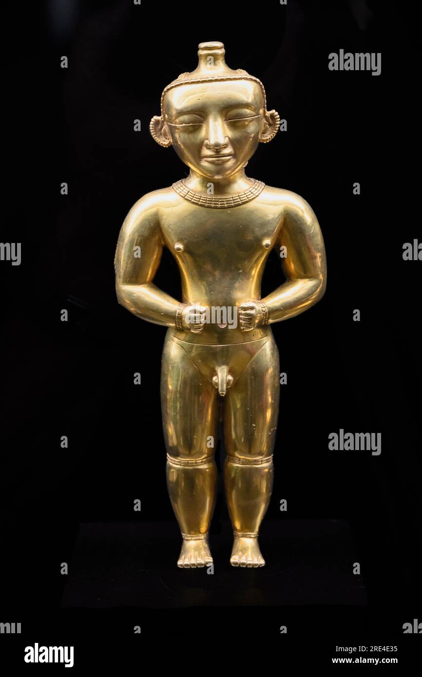 Goldene Statuette eines stehenden Häuptlings von Quimbayan, geschmückt mit verschiedenen karakteristischen Elementen seines Ranges. Quimbaya-Kultur, 200 - 1000 n. Chr. Kolumbien. Museu Stockfoto