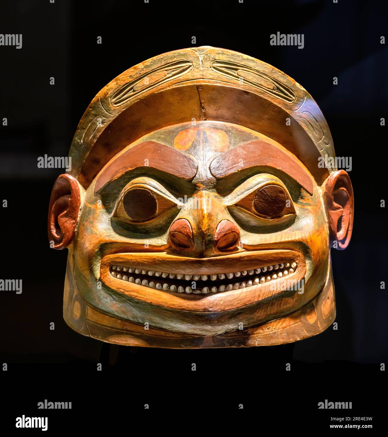 Helm mit geschnitzter Gesichtsdarstellung aus Holz, Leder, Muschel und Kupfer. Tlingit-Indianer, Nordwestküste von Nordamerika. 18. Centu Stockfoto