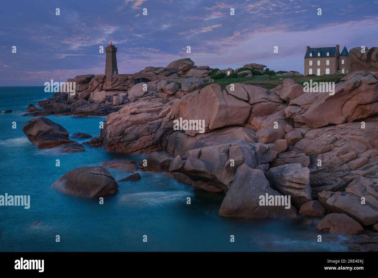 Leuchtturm Phare de Mean Ruz (auch Phare de Ploumanac'h) Stockfoto