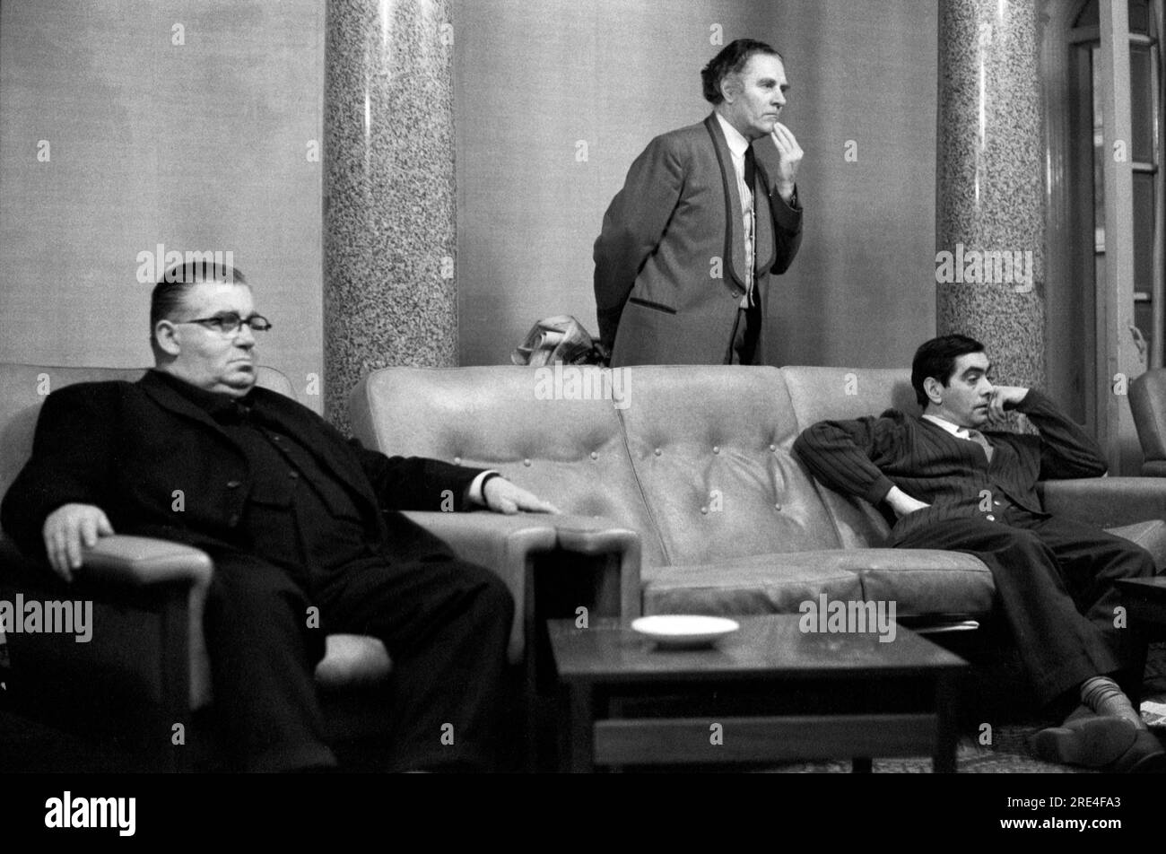 Watching television 1970er Fotos und Bildmaterial in hoher Auflösung