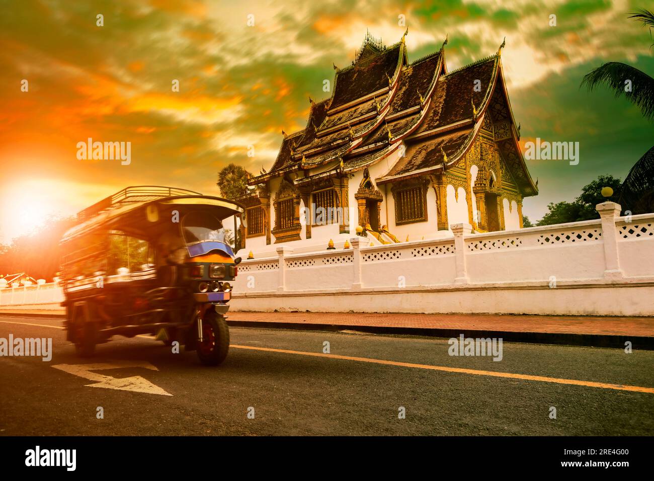 Tuk-Tuk-Putsch-Straße neben dem luang prabang Palast Museum, luangprabang ist eine wichtige Weltkulturerbestätte der unesco im Norden von laos Stockfoto