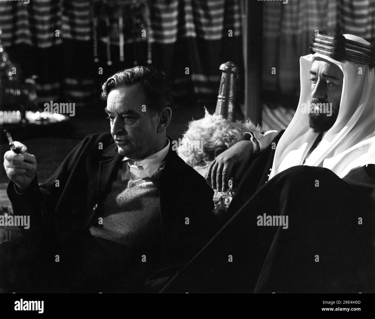 Regisseur DAVID LEAN und ALEC GUINNESS am Drehort VON LAWRENCE VON ARABIEN 1962 Regisseur DAVID LEAN Drehbuch Robert Bolt und Michael Wilson Produzent Sam Spiegel Horizon Pictures / Columbia Pictures Corporation Stockfoto