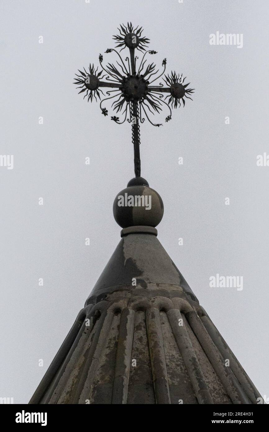 Wunderschönes Bild des berühmten christlichen Tempels in Dilijan Armenien während eines bewölkten Wintertages Stockfoto