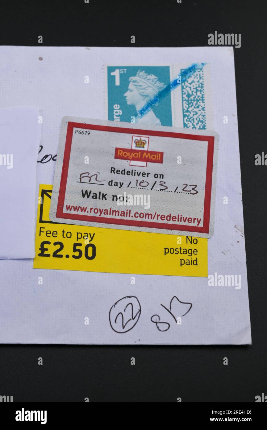 England, 25. Juli 2023: Wenn ein gefälschter Royal Mail-Stempel per Post entdeckt wird, wird er zurückgehalten, bis der Empfänger eine Gebühr bezahlt, da er als „kein Porto bezahlt“ vermerkt ist. - Gefälschte Royal Mail-Strichcodes werden auf eBay zu einem Bruchteil des Originalpreises verkauft. Bögen mit 50 Briefmarken werden ab 15 Pfund (GBP) verkauft und sehen für den ahnungslosen Blick echt aus. Unter UV-Licht sind jedoch kleine Unterschiede zu erkennen. Kredit: Stop Press Media/Alamy Live News Stockfoto