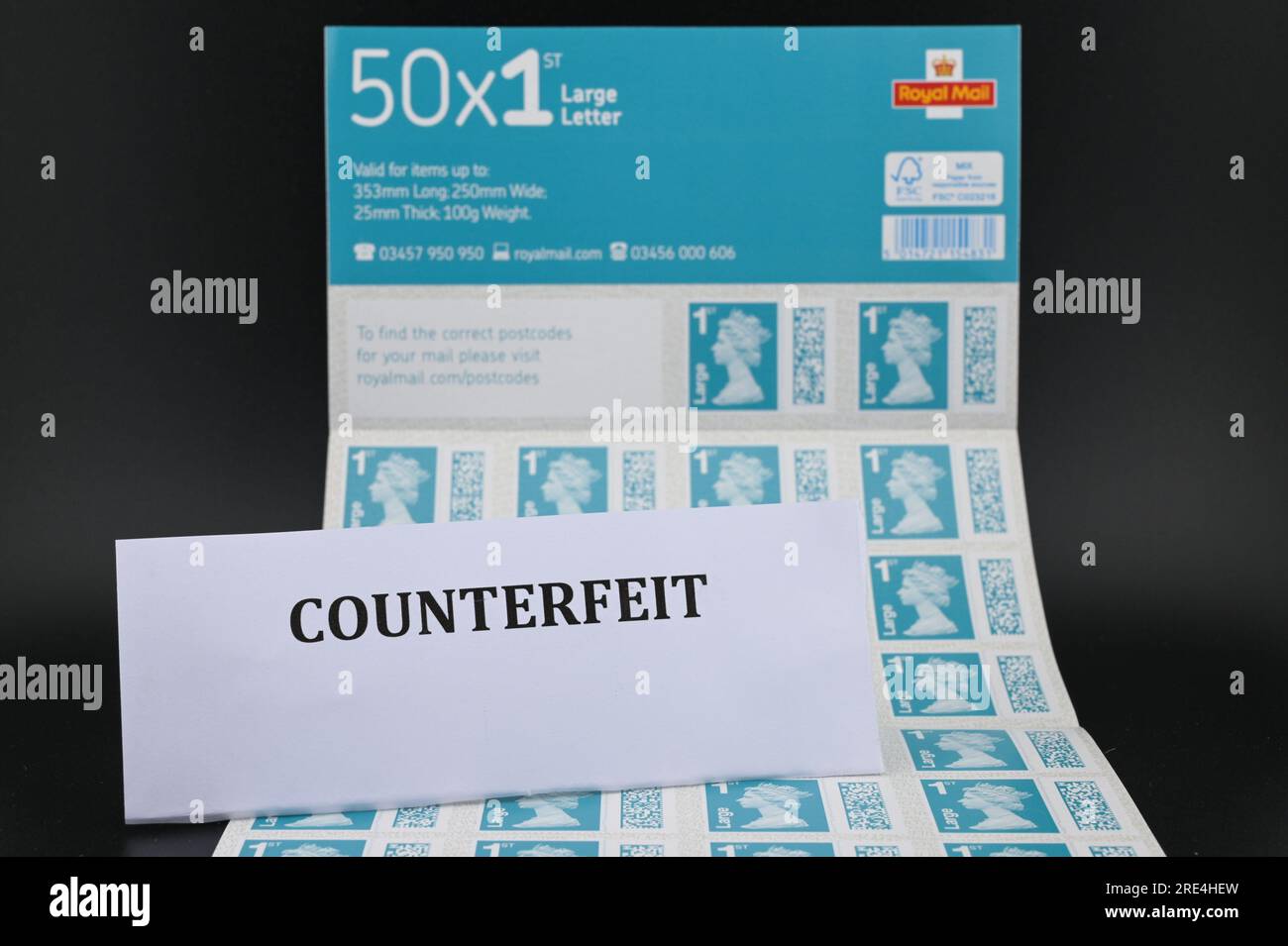 England, 25. Juli 2023: Ein Blatt mit 50 gefälschten Royal Mail 1. Class Large Letter-Stempeln. - Gefälschte Royal Mail-Strichcodes werden auf eBay zu einem Bruchteil des Originalpreises verkauft. Bögen mit 50 Briefmarken werden ab 15 Pfund (GBP) verkauft und sehen für den ahnungslosen Blick echt aus. Unter UV-Licht sind jedoch kleine Unterschiede zu erkennen. Kredit: Stop Press Media/Alamy Live News Stockfoto