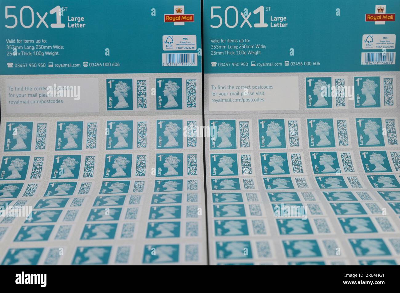 England, 25. Juli 2023: Left, Counterfeit Stamps, Right, Original Royal Mail Stamps - Counterfeit Royal Mail Stamps sind auf eBay zu einem Bruchteil des Originalpreises erhältlich. Bögen mit 50 Briefmarken werden ab 15 Pfund (GBP) verkauft und sehen für den ahnungslosen Blick echt aus. Unter UV-Licht sind jedoch kleine Unterschiede zu erkennen. Kredit: Stop Press Media/Alamy Live News Stockfoto