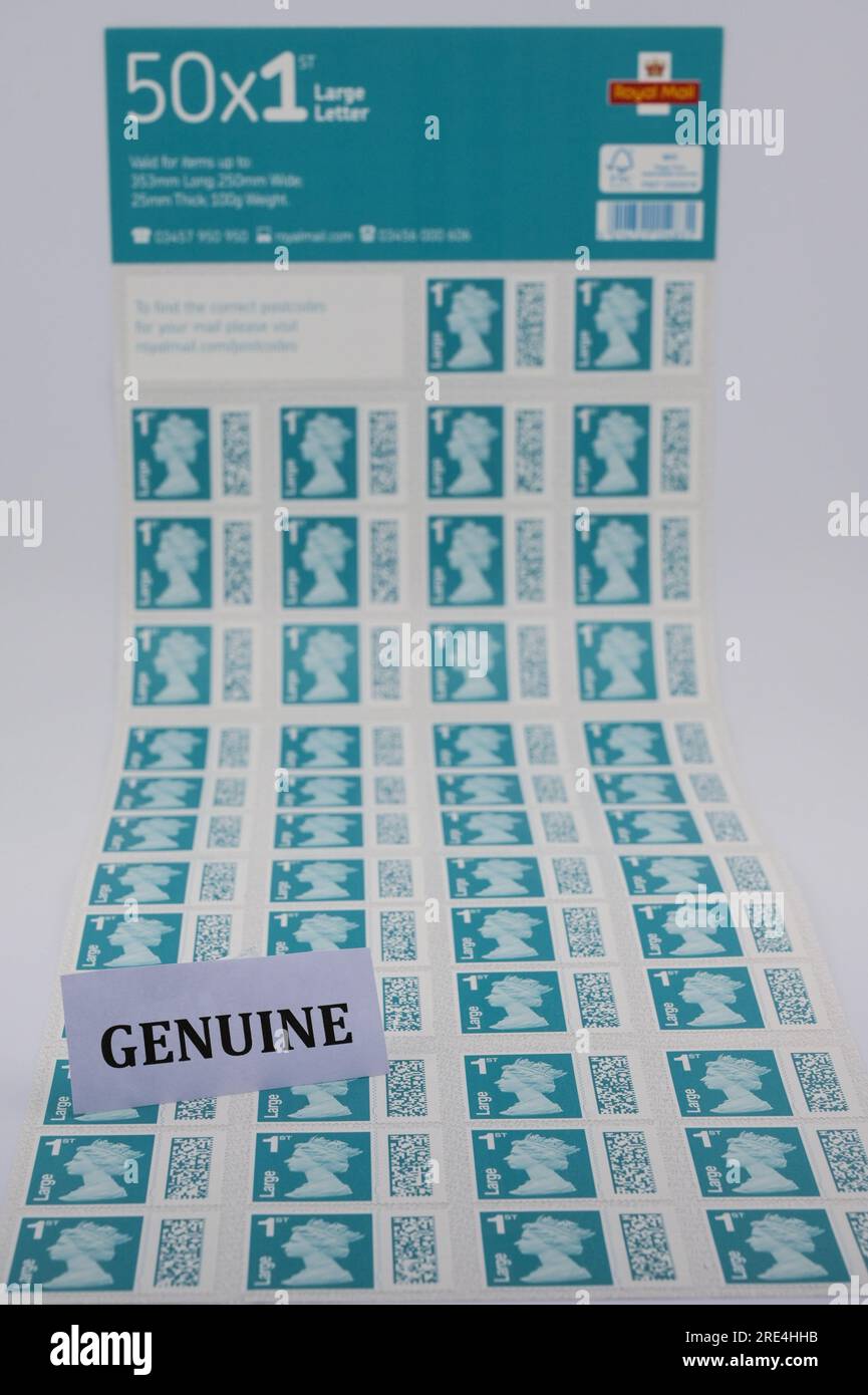 England, 25. Juli 2023: Original Royal Mail 1. Class Large Letter Stamps - Coded Royal Mail Stamps werden bei eBay zu einem Bruchteil des Originalpreises verkauft. Bögen mit 50 Briefmarken werden ab 15 Pfund (GBP) verkauft und sehen für den ahnungslosen Blick echt aus. Unter UV-Licht sind jedoch kleine Unterschiede zu erkennen. Kredit: Stop Press Media/Alamy Live News Stockfoto