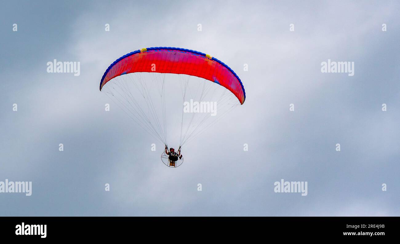 Paramotoring und Paragliding Stockfoto