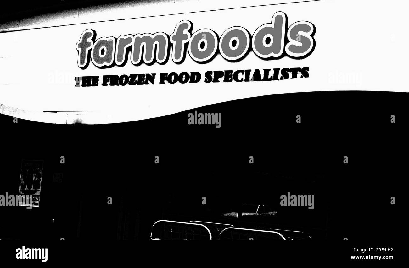 Beschilderung vor einer Filiale der Farmfood Frozen Food Chain in Ashford in Kent, England, am 1. Mai 2005. Das 1955 in Schottland gegründete Unternehmen verfügt jetzt über 335 Filialen in Großbritannien. Stockfoto