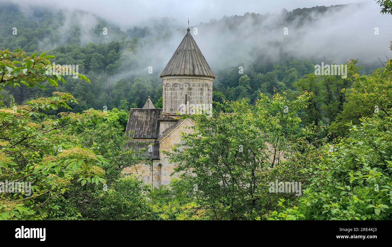 Wunderschönes Bild des berühmten christlichen Tempels in Dilijan Armenien während eines bewölkten Wintertages Stockfoto