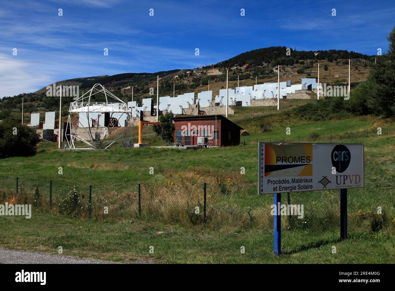 Installationen des Solarofens CNRS in der Nähe von Font Romeu. Pyrenees-Orientales, Odeillo, Frankreich Stockfoto