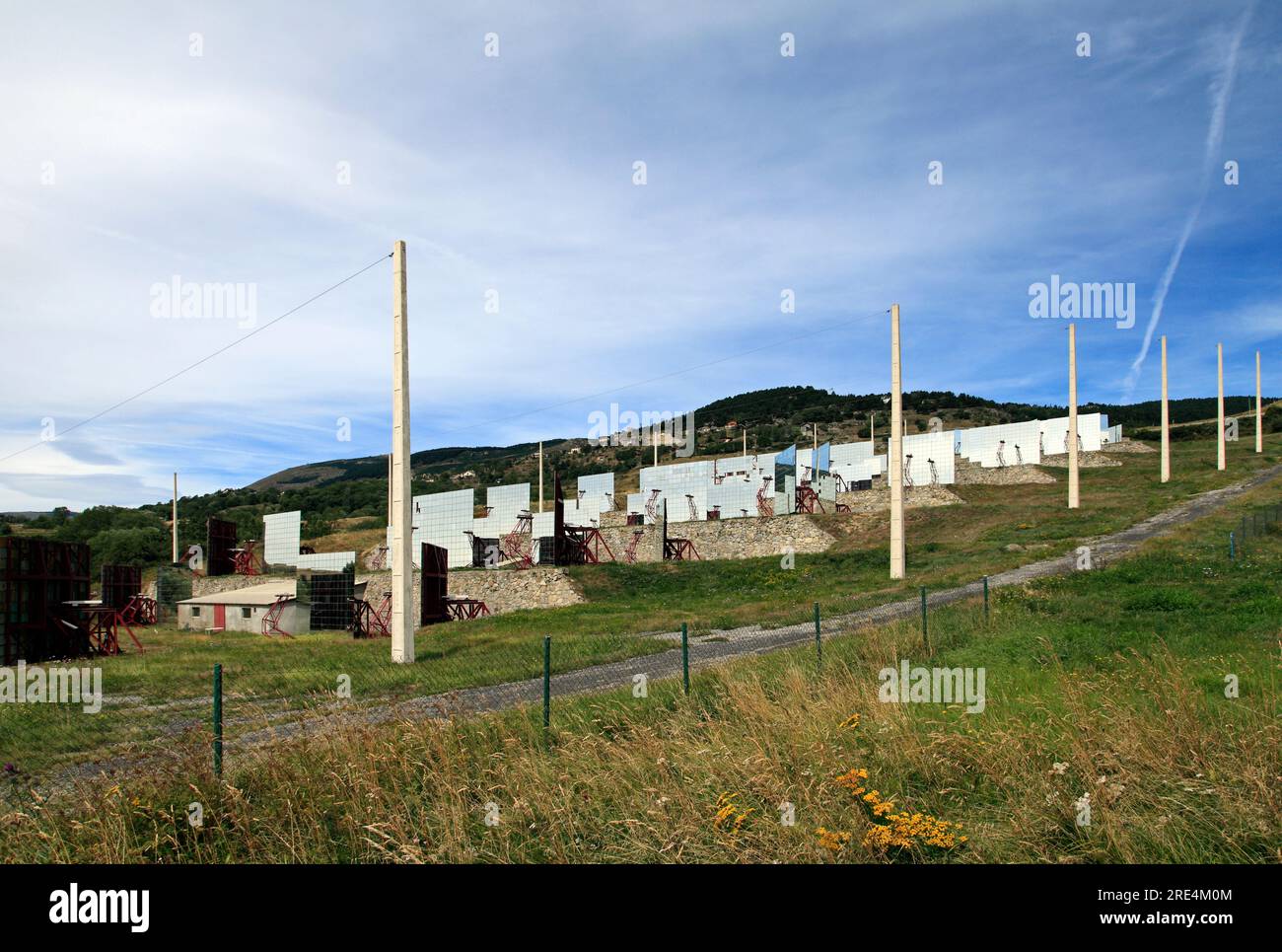 Installationen des Solarofens CNRS in der Nähe von Font Romeu. Pyrenees-Orientales, Odeillo, Frankreich Stockfoto