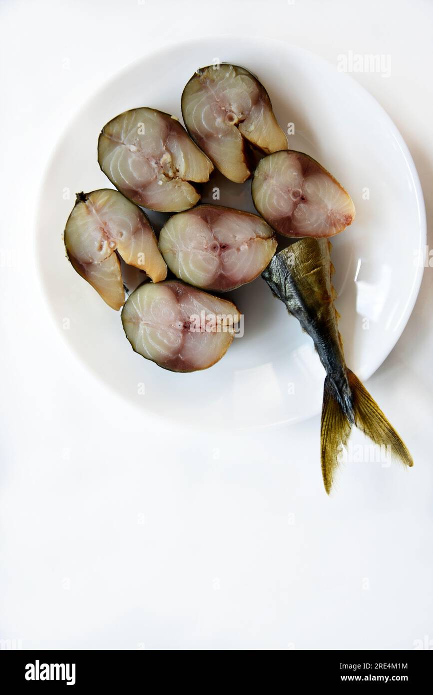 Kaltgeräucherte Makrele, in Scheiben auf weißem Hintergrund geschnitten. Draufsicht. Gourmetessen. Stockfoto