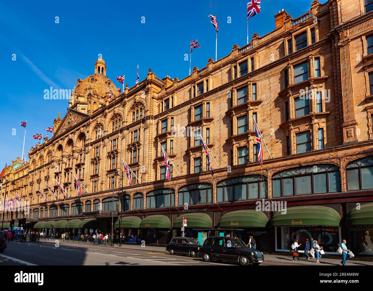 London, Vereinigtes Königreich - 5. Mai 2011: Harrods Warenhaus. Berühmter Luxus-Einkaufskomplex aus rotem Backstein an der Brompton Road. Stockfoto