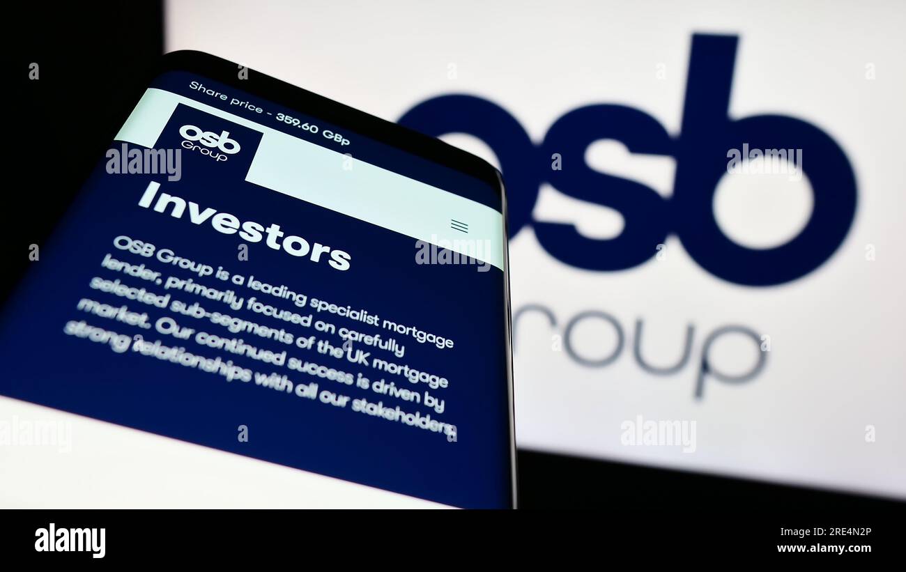 Mobiltelefon mit Website des britischen Finanzunternehmens OSB Group plc auf dem Bildschirm vor dem Firmenlogo. Fokus auf oberer linker Seite des Telefondisplays. Stockfoto