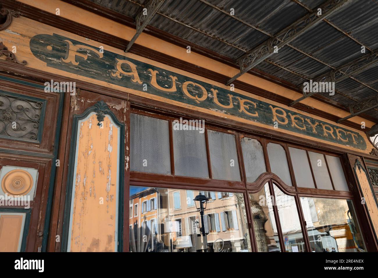 Fassade des Fauque Beyret Shop in L'Isle-sur-la-Sorgue, Provence, Frankreich Stockfoto