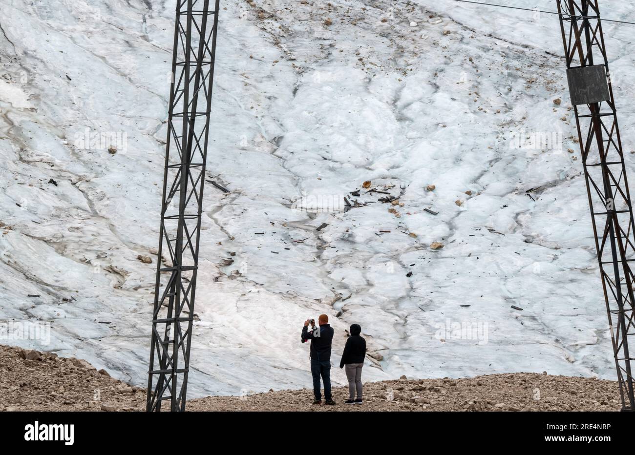 Garmisch Partenkirchen, Deutschland. 25. Juli 2023. Touristen stehen vor den Überresten des Gletschers auf der Zugspitze. Kredit: Peter Kneffel/dpa/Alamy Live News Stockfoto