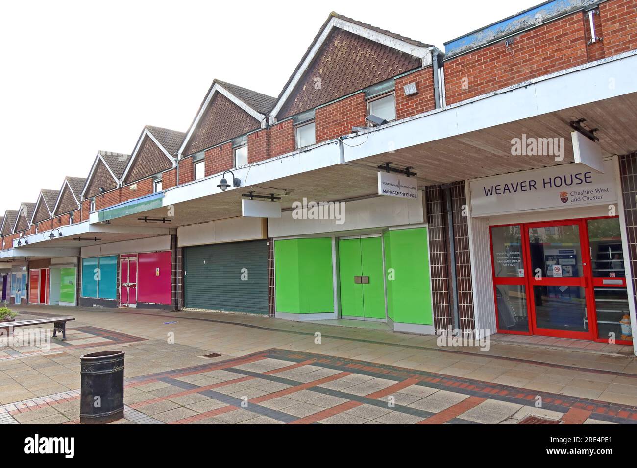 CWAC Weaver House Shuttered, closed and boarding Shops im Weaver Square Shopping Centre, 35-37, Market St, Northwich, Cheshire, ENGLAND, GROSSBRITANNIEN, CW9 5AY Stockfoto