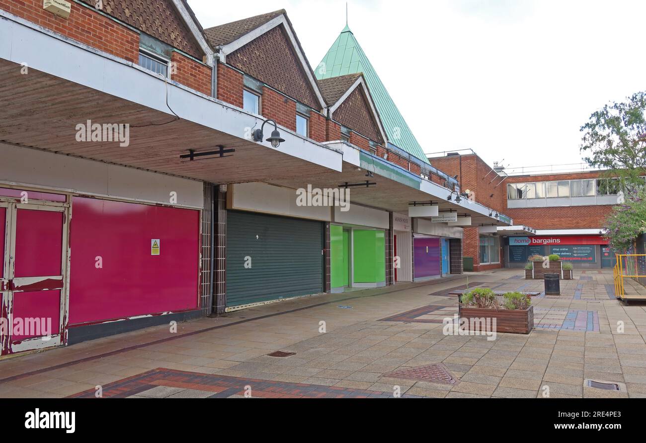Mehrere Shuttered, Closed und Boarding Shops im Weaver Square Shopping Centre, 35-37, Market St, Northwich, Cheshire, ENGLAND, GROSSBRITANNIEN, CW9 5AY Stockfoto