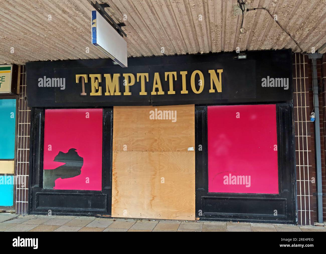 Temptation - Shuttered, closed and boarded Shops im Weaver Square Shopping Centre, 35-37, Market St, Northwich, Cheshire, ENGLAND, GROSSBRITANNIEN, CW9 5AY Stockfoto