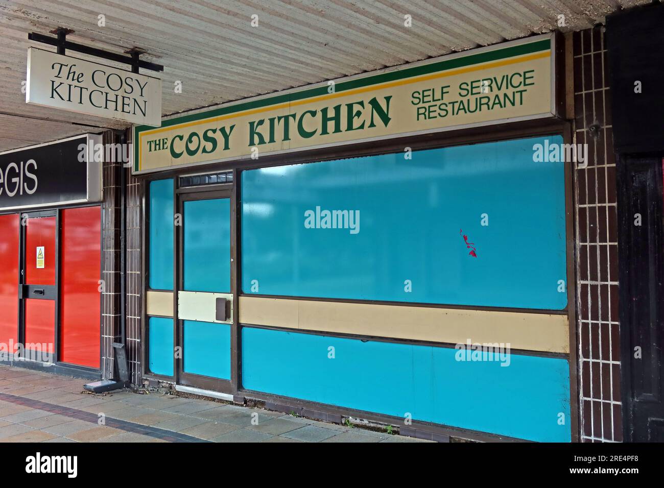 Cosy Kitchen - Shuttered, closed and boarded Shops im Weaver Square Shopping Centre, 35-37, Market St, Northwich, Cheshire, ENGLAND, GROSSBRITANNIEN, CW9 5AY Stockfoto