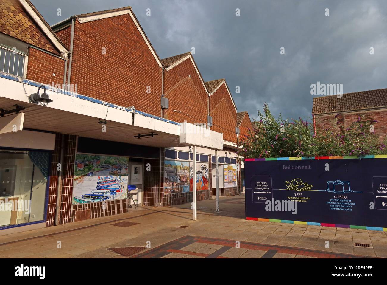 Graue Laune über dem leeren Weaver Square Einkaufszentrum, 35-37, Market St, Northwich, Cheshire, ENGLAND, GROSSBRITANNIEN, CW9 5AY Stockfoto