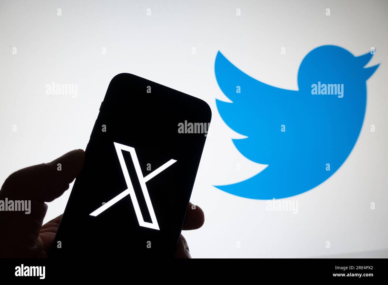 Edinburgh, Schottland, Großbritannien. 25. Juli 2023 Ein Foto mit dem Logo des neuen Twitter-Logos und dem Vogellogo des alten Twitter, das vom Besitzer Elon Musk mit dem neuen Namen X versehen wurde. Iain Masterton/Alamy Live News Stockfoto