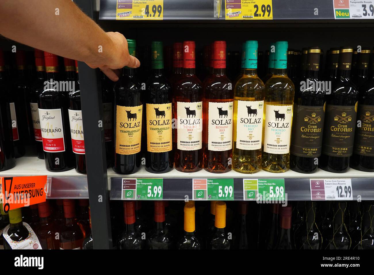 Bio-Etikettenwein in einem Laden Stockfoto