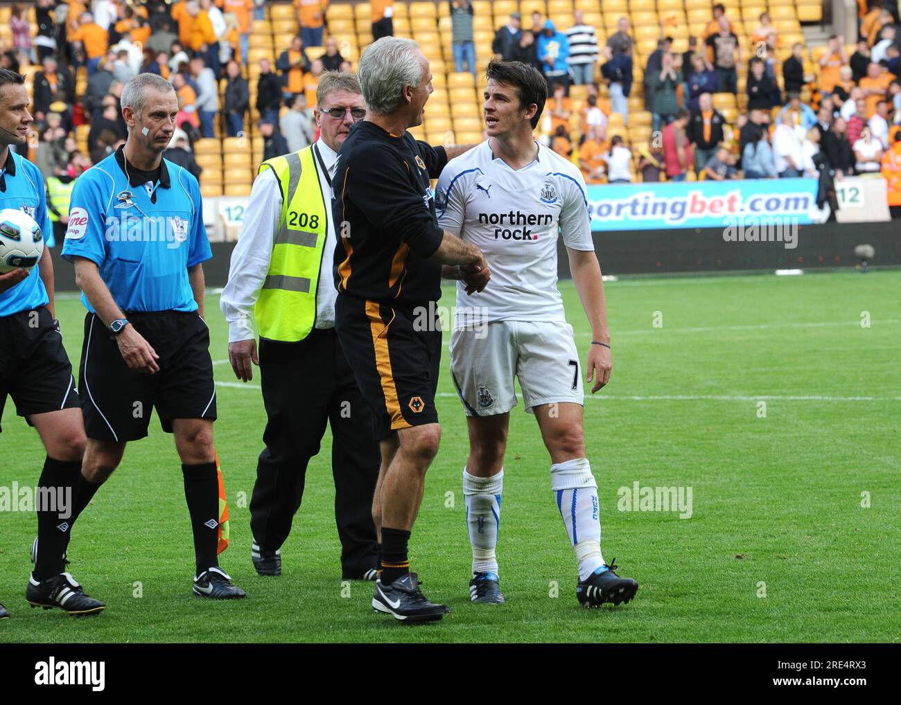 Mick McCarthy, Manager/Cheftrainer von Wolverhampton Wanderers und Joey Barton von Newcastle United am Ende des Spiels. Fußball - Barclays Premi Stockfoto